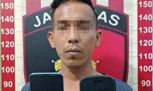 Pelaku ketika diamankan petugas kepolisian.(Istimewa).