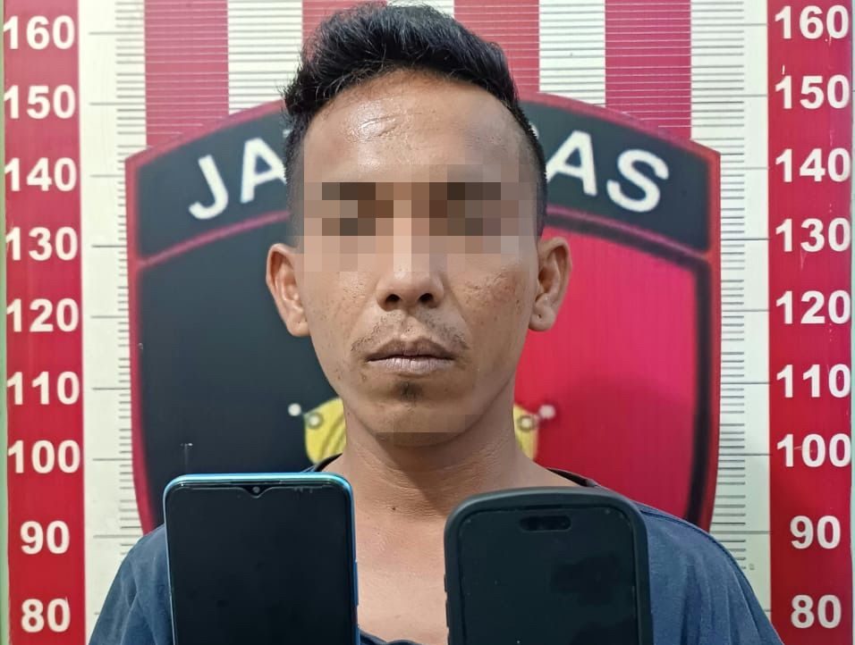 Pelaku ketika diamankan petugas kepolisian.(Istimewa).