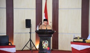 Bukhari, SE dari dari Fraksi FKS saat menyampaikan catatan penting dalam sidang Paripurna di Gedung DPRD Medan. BP/erwan