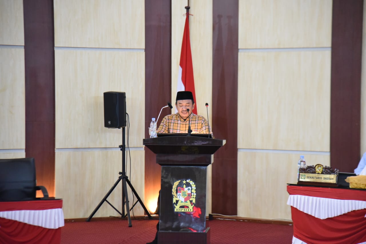 Bukhari, SE dari dari Fraksi FKS saat menyampaikan catatan penting dalam sidang Paripurna di Gedung DPRD Medan. BP/erwan