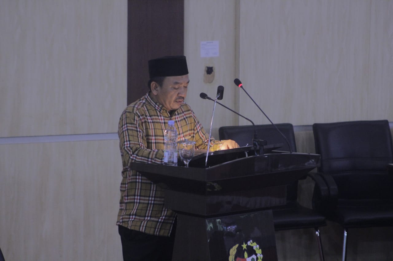 Bukhari, SE juru bicara Fraksi PKS DPRD Medan saat menyampaikan pandangannya. BP/erwan