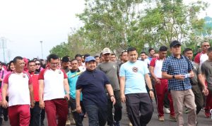 Bupati Tapsel Dolly Pasaribu saat mengikuti Jalan Santai dalam merayakan peringatan HUT Bhayangkara ke-78 tahun 2024 di Mapolres Tapsel. Rabu (26/6-24). Foto : BP/Ist