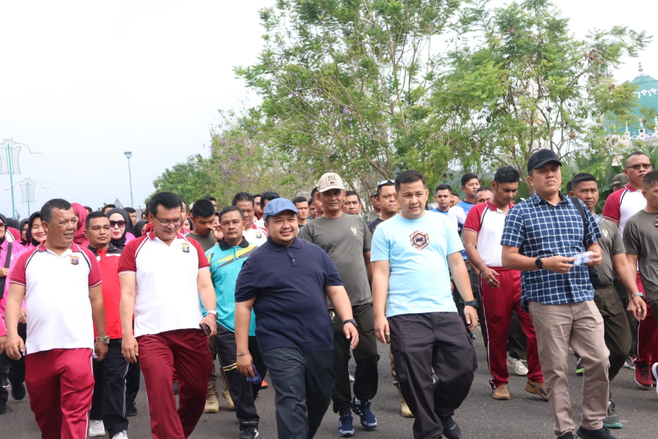 Bupati Tapsel Dolly Pasaribu saat mengikuti Jalan Santai dalam merayakan peringatan HUT Bhayangkara ke-78 tahun 2024 di Mapolres Tapsel. Rabu (26/6-24). Foto : BP/Ist