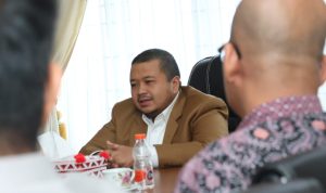 Bupati Tapsel Dolly Pasaribu saat menerima kunjungan kerja Ombudsman RI di ruang kerjanya, Rabu (26/6-24). Foto : BP/Ist
