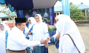 Bupati Tapsel Dolly Pasaribu saat disambut kedatangannya di pengajian BKMT di Desa Sorimadingin Kecamatan Batang Angkola, Rabu (26/6-24). Foto : BP/Ist