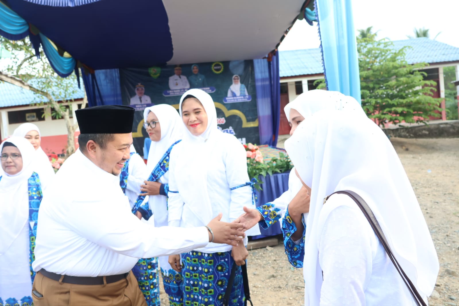 Bupati Tapsel Dolly Pasaribu saat disambut kedatangannya di pengajian BKMT di Desa Sorimadingin Kecamatan Batang Angkola, Rabu (26/6-24). Foto : BP/Ist