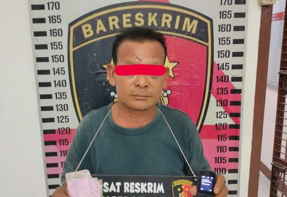 Pelaku ketika diamankan petugas kepolisian.(Istimewa).