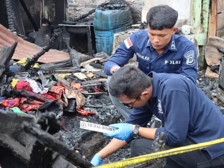 Tim Laboratorium Forensik Polda Sumut turun ke lokasi kebakaran.(Istimewa).