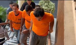 Pelaku ketika diamankan petugas kepolisian.(Istimewa)