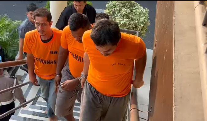Pelaku ketika diamankan petugas kepolisian.(Istimewa)