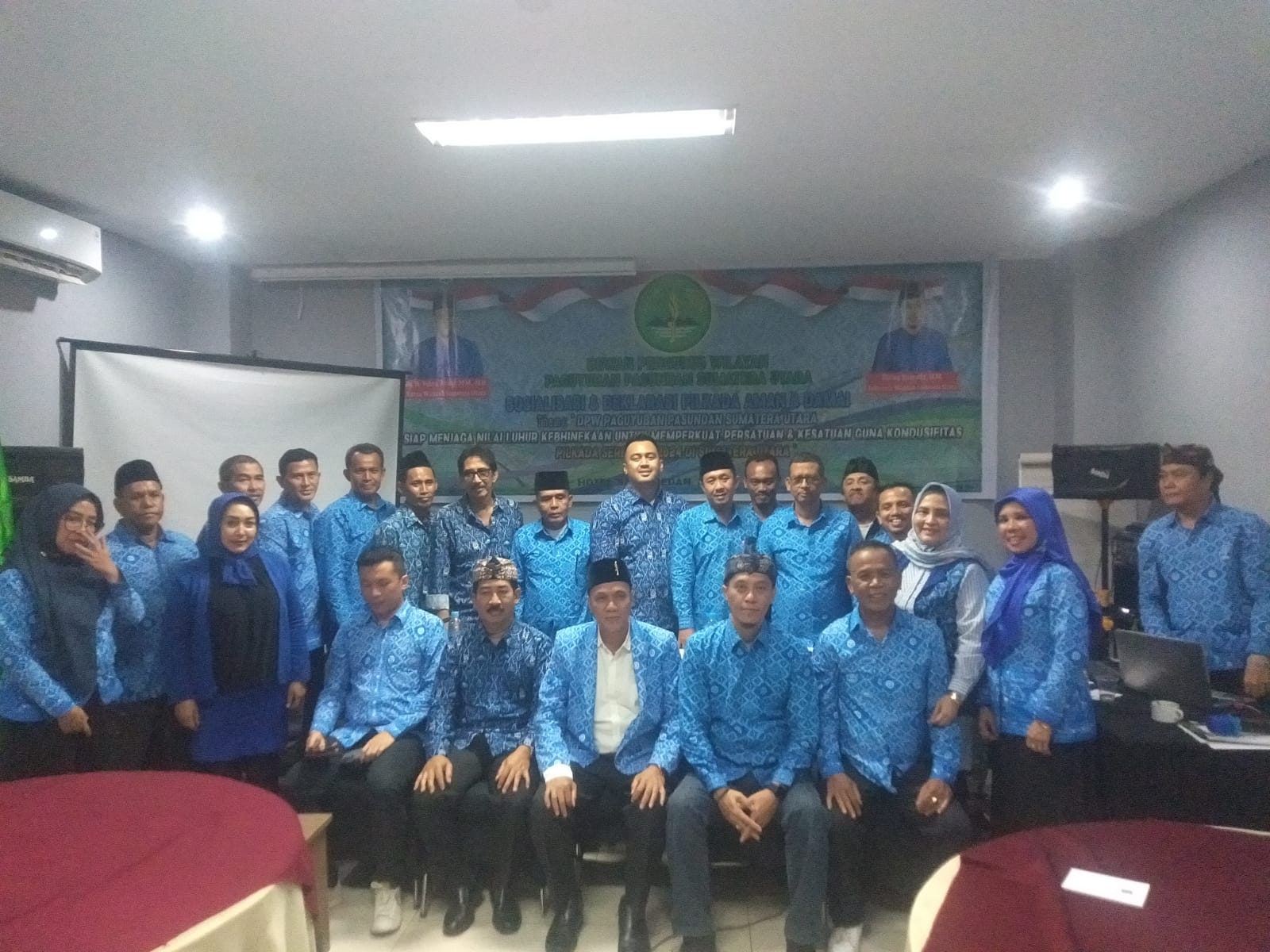 Ketua Paguyuban Pasundan Sumut Dr. H Yohny Anwar, MM, MH foto bersama saat acara sosialisasi dan deklarasi Pemilu aman dan damai di Saka Hotel Jalan Gagak Hitam Ringroad Medan, Kamis (27/6/2024). BP/erwan