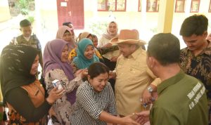 Bupati Tapsel Dolly Pasaribu saat disambut dengan hangat para guru SMPN 3 Garonggang pada kunjungan tersebut, Kamis (27/6-24). Foto : BP/Ist