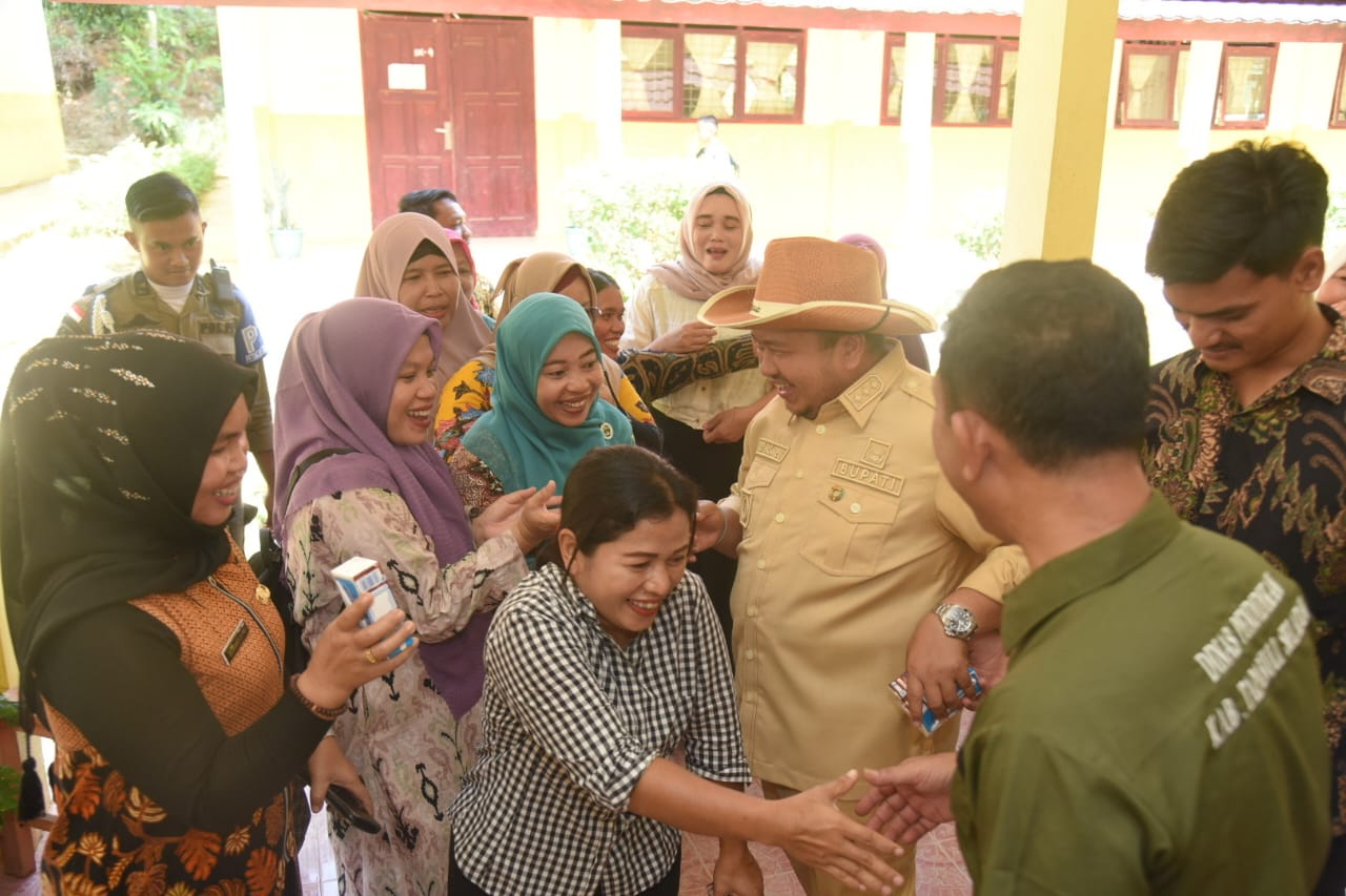 Bupati Tapsel Dolly Pasaribu saat disambut dengan hangat para guru SMPN 3 Garonggang pada kunjungan tersebut, Kamis (27/6-24). Foto : BP/Ist
