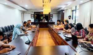 Dirut PUD Pasar Median Suwarno, SE saat Rapat Koordinasi bersama OPD terkait di Balai Kota Medan, Kamis (28/6/2024). BP/erwan