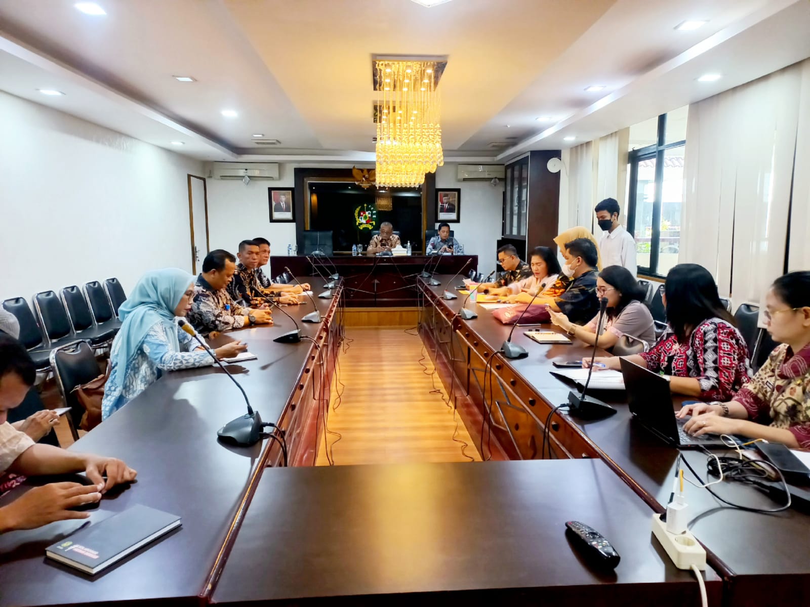 Dirut PUD Pasar Median Suwarno, SE saat Rapat Koordinasi bersama OPD terkait di Balai Kota Medan, Kamis (28/6/2024). BP/erwan