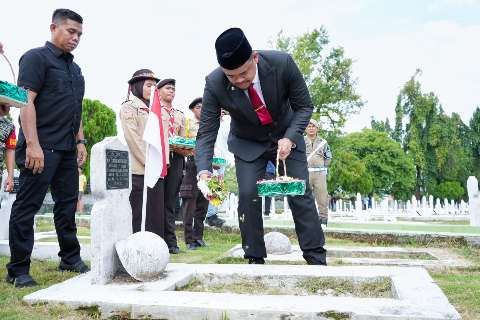 Wali Kota Medan Bobby Nasution saat ziarah di Taman Makam Pahlawan Jalan SM Raja Medan. BP/erwan