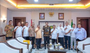 Pengurus DPW Tani Merdeka Sumut saat berkunjung ke Balai Kota Medan. BP/erwan