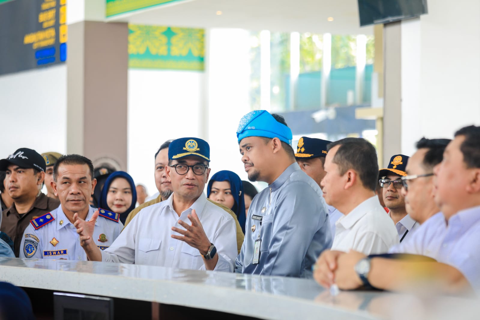 Menteri Perhubungan Budi Karya Sumadi didampingi Wali Kota Medan Bobby Nasution saat meninjau Terminal Tipe A Amplas Medan. BP/erwan