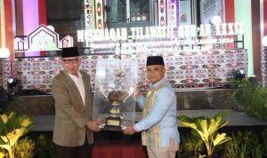 Staf Ahli Bidang Pemerintahan, Hukum dan Politik Pemprovsu saat menyerahkan trofi juara I kepada yang mewakil Kafilah Kota Medan pada penutupan MTQ ke-39 tingkat Provsu di Sipirok Tapsel. Jum'at (28/6-24) malam. Foto : BP/Ist