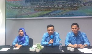 Ketua PAC Paguyuban Pasundan Medan Muan Ridhi (tengah) saat menyampaikan sambutan saat Muscab di Saka Hotel Ringroad Jalan Gagak Hitam Medan. BP/erwan
