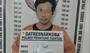 Pelaku ketika diamankan petugas kepolisian.(Istimewa).