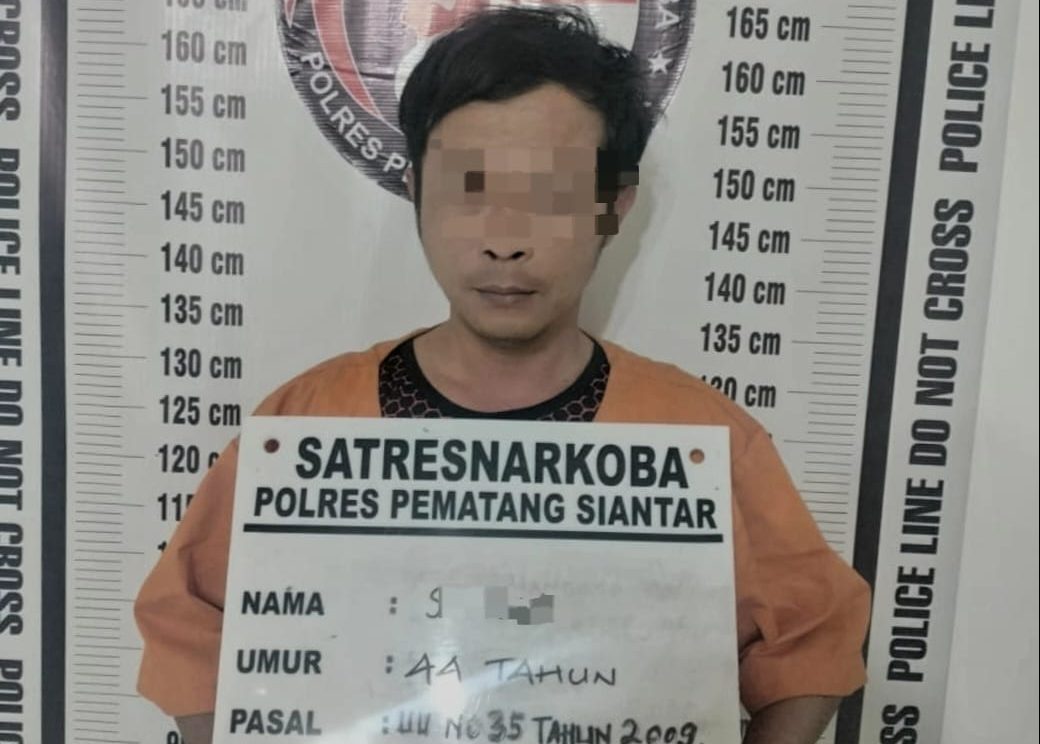 Pelaku ketika diamankan petugas kepolisian.(Istimewa).