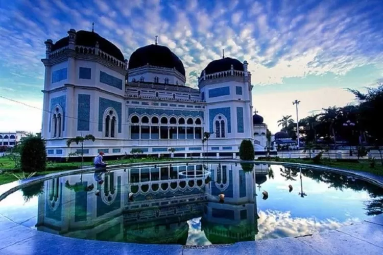 Eksplorasi Sejarah dan Budaya Kota Medan, Foto Masjid Raya Al Mashun Kota Medan (Istmw)