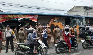 Petugas Satpol PP Deli Serdang merobohkan ena unit bangunan diduga tanpa PBG.(Istimewa).