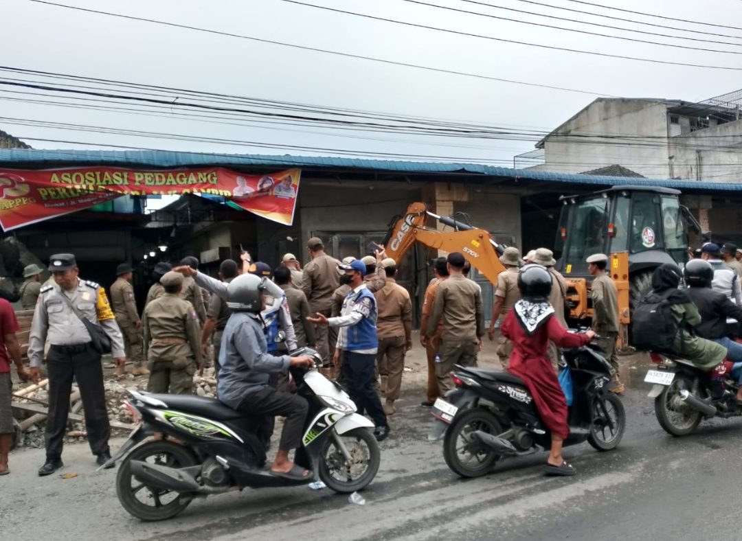 Petugas Satpol PP Deli Serdang merobohkan ena unit bangunan diduga tanpa PBG.(Istimewa).