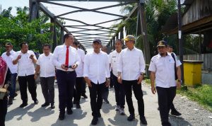Kadis PUPR Provinsi Sumatera Utara Mulyono didampingi Sekda Langkat Amril, S.Sos, M.AP meninjau Jembatan Titi Besi Kecamatan Padang Tualang - Batang Serangan. Photo:Ist