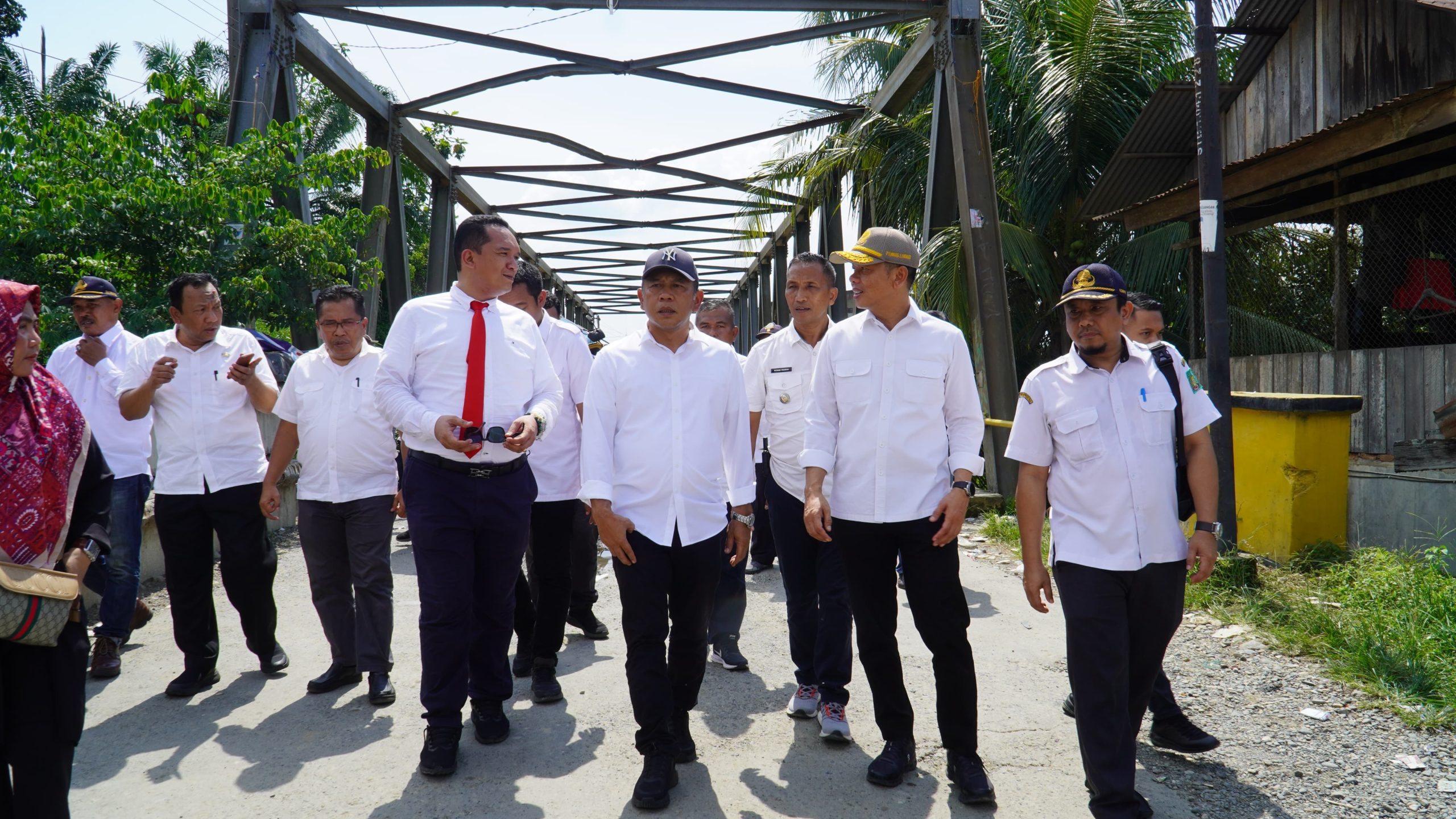 Kadis PUPR Provinsi Sumatera Utara Mulyono didampingi Sekda Langkat Amril, S.Sos, M.AP meninjau Jembatan Titi Besi Kecamatan Padang Tualang - Batang Serangan. Photo:Ist