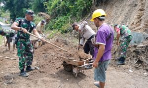 TNI, Polri dan masyarakat bergotong royong.(Istimewa).