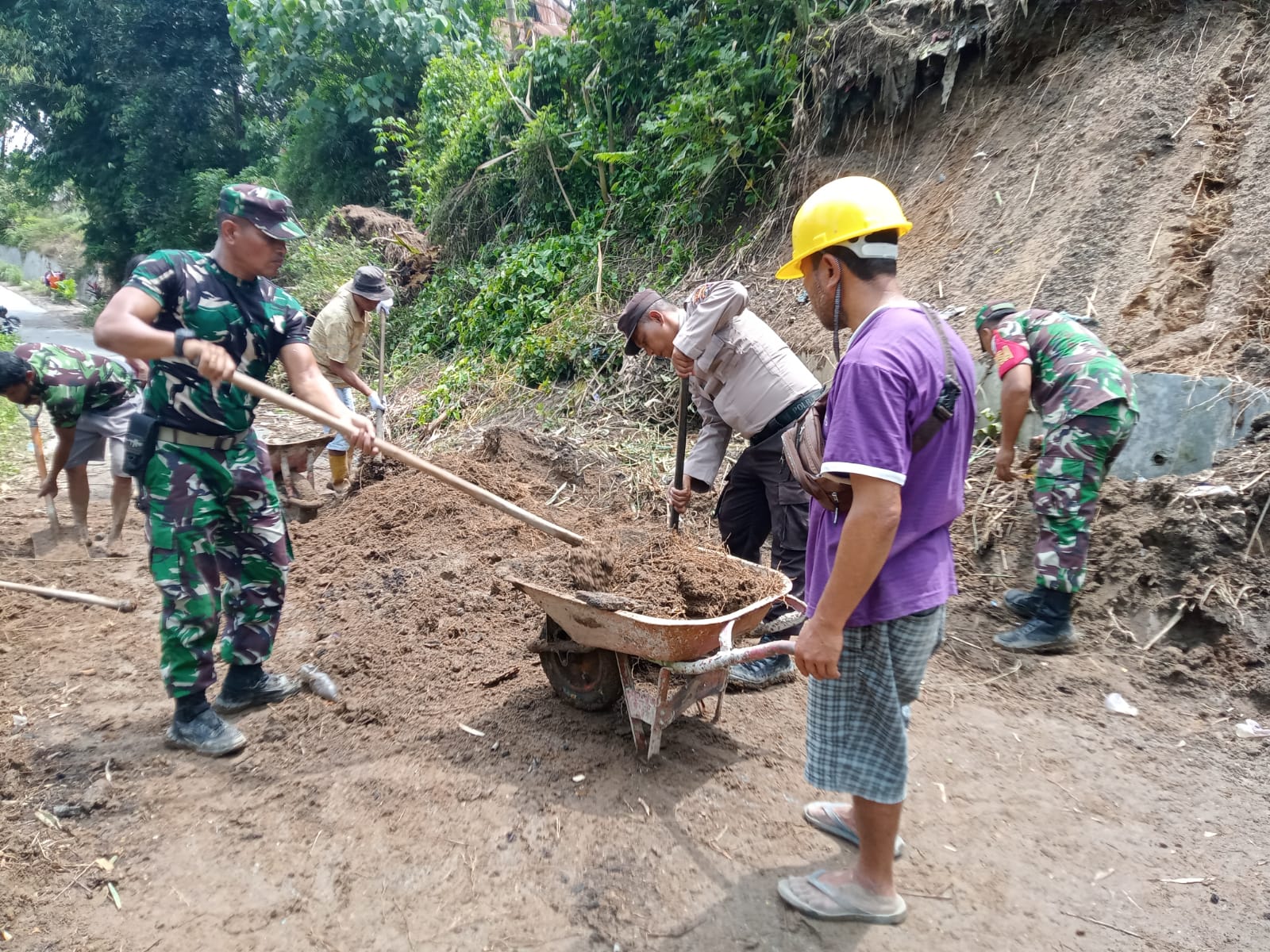 TNI, Polri dan masyarakat bergotong royong.(Istimewa).