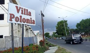 Masyarakat melintas di depan Vila Polonia di Kecamatan Medan Polonia, Medan, Sumatera Utara, Jumat (26/4/2024). Kawasan Polonia akrab bagi warga Medan, tetapi tidak banyak yang tahu sejarahnya.