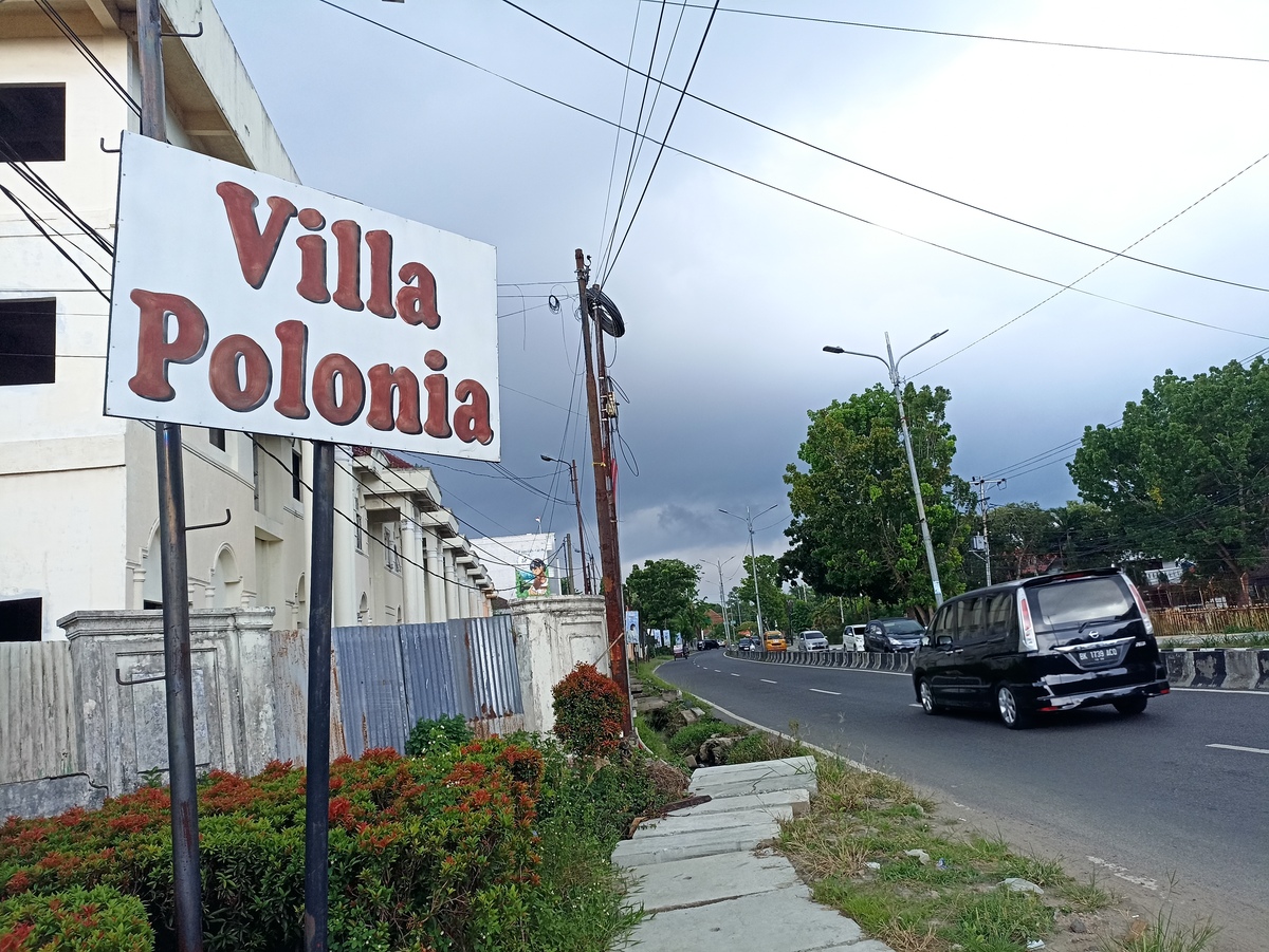 Masyarakat melintas di depan Vila Polonia di Kecamatan Medan Polonia, Medan, Sumatera Utara, Jumat (26/4/2024). Kawasan Polonia akrab bagi warga Medan, tetapi tidak banyak yang tahu sejarahnya.