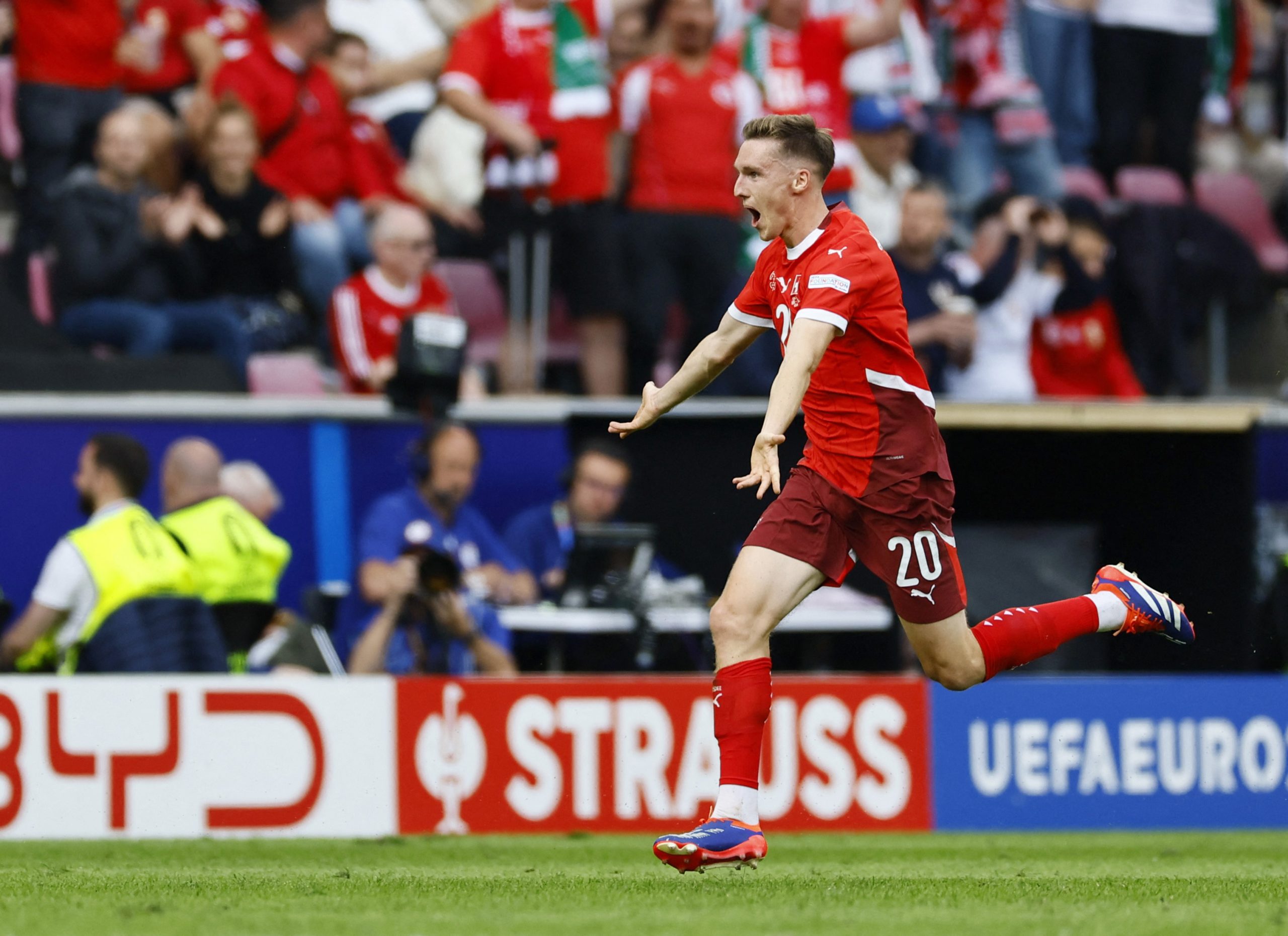Drama di Babak Pertama: Swiss Ungguli Hungaria 2-0