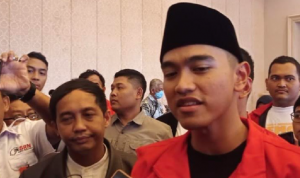Ketum PSI Kaesang Pangarep merespons saat ditanya soal ayahnya, Presiden Joko Widodo (Jokowi), yang melarangnya maju di Pilgub DKI Jakarta 2024. Baca artikel CNN Indonesia "Senyum Kaesang Saat Ditanya soal Larangan Maju Pilgub DKI oleh Jokowi"