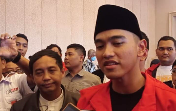 Ketum PSI Kaesang Pangarep merespons saat ditanya soal ayahnya, Presiden Joko Widodo (Jokowi), yang melarangnya maju di Pilgub DKI Jakarta 2024. Baca artikel CNN Indonesia "Senyum Kaesang Saat Ditanya soal Larangan Maju Pilgub DKI oleh Jokowi"