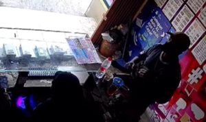 Aksi perampokan konter handphone di Ciledug yang dilakukan oleh seorang pria bersenjatakan sajam pada Sabtu (29/6) siang hari.