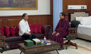 Presiden Joko Widodo menjenguk Menteri Pertahanan yang juga Presiden Terpilih Prabowo Subianto di Rumah Sakit Pusat Pertahanan Negara (RSPPN) Panglima Besar Soedirman, Jakarta Selatan, Minggu (30/6/2024).