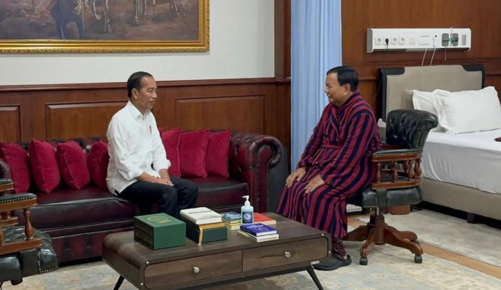 Presiden Joko Widodo menjenguk Menteri Pertahanan yang juga Presiden Terpilih Prabowo Subianto di Rumah Sakit Pusat Pertahanan Negara (RSPPN) Panglima Besar Soedirman, Jakarta Selatan, Minggu (30/6/2024).