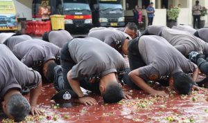 Upacara kenaikan pangkat untuk 93 personel Polrestabes Medan berlangsung dengan khidmat pada Sabtu (29/6/2024) di Lapangan Apel Polrestabes Medan.