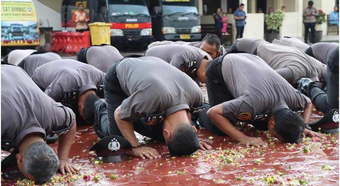 Upacara kenaikan pangkat untuk 93 personel Polrestabes Medan berlangsung dengan khidmat pada Sabtu (29/6/2024) di Lapangan Apel Polrestabes Medan.