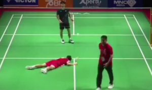 Zhang Zhi Jie tiba-tiba ambruk dan mengalami kejang saat berhadapan dengan wakil Jepang, Kazuma Kawano.