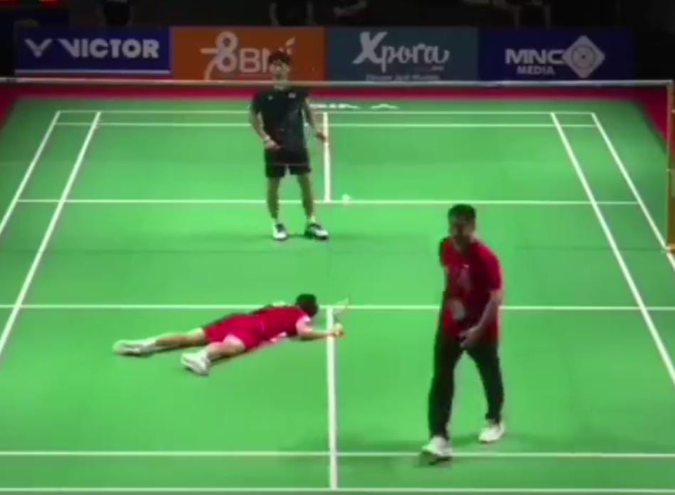 Zhang Zhi Jie tiba-tiba ambruk dan mengalami kejang saat berhadapan dengan wakil Jepang, Kazuma Kawano.