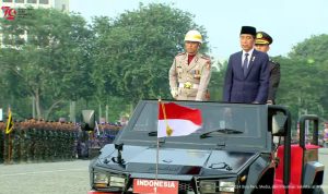 Jokowi cek pasukan upacara HUT Bhayangkara ke-78 (Foto: YouTube Sekertariat Presiden)