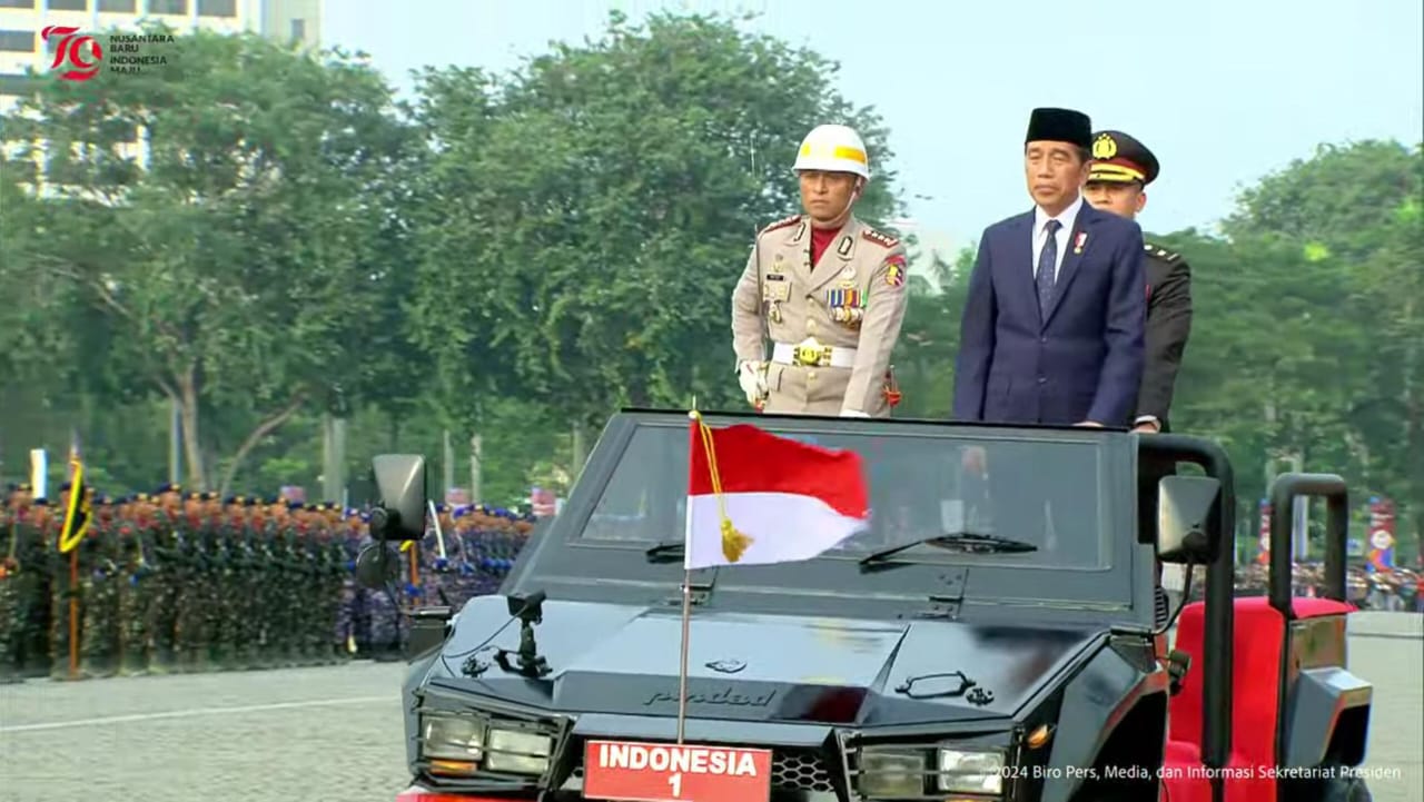 Jokowi cek pasukan upacara HUT Bhayangkara ke-78 (Foto: YouTube Sekertariat Presiden)