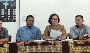 Rosmaida Asianna Purba Kepsek SMAN 8 Medan (tengah).