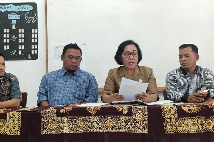 Rosmaida Asianna Purba Kepsek SMAN 8 Medan (tengah).