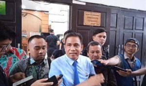 Kuasa hukum mantan Ketua Komisi Pemberantasan Korupsi (KPK), Firli Bahuri, Ian Iskandar, dengan tegas membantah tuduhan bahwa kliennya menerima uang sebesar Rp 1,3 miliar dari SYL.